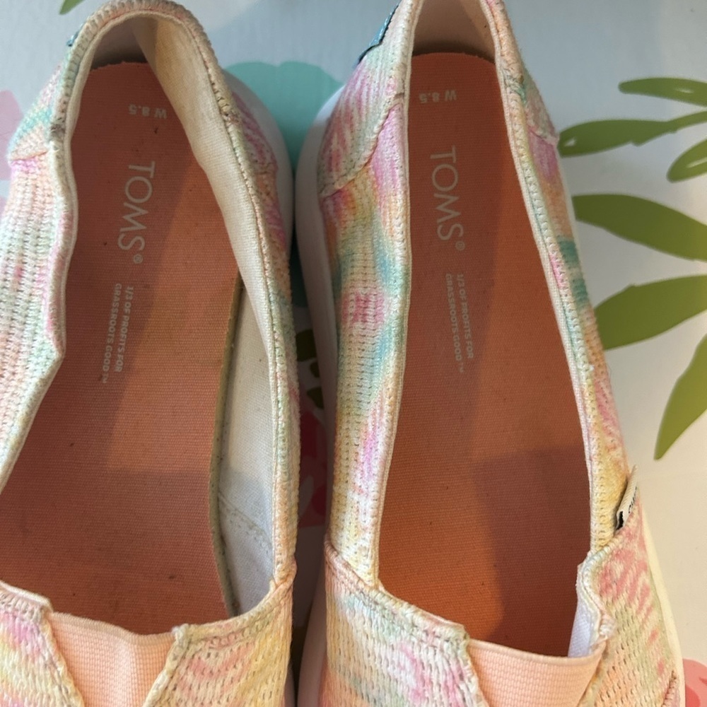 Tom is 8.5 tie-dye slip on shoes. - Picture 4 of 8